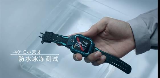 冻一天的儿童电话手表还能正常工作么k8凯发国际冰雪世界极寒挑战 冰(图5)