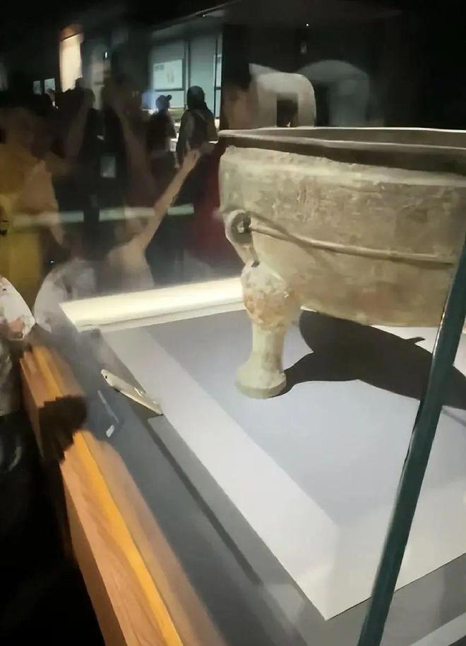 台手机？回应来了文物展柜里有一(图2)